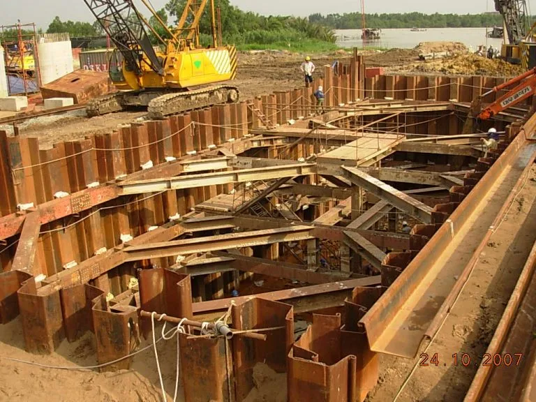 Đ&oacute;ng &eacute;p nhổ cọc cừ Larsen v&aacute;n th&eacute;p Vinh Nghệ An